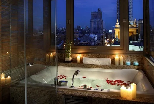 Foto de la suite con jacuzzi e increibles vistas a la ciudad de Madrid