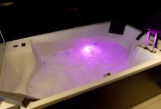 Foto del jacuzzi con luces en el fondo que puedes encontrar en la suite superior del hotel Faixero Evolucion.